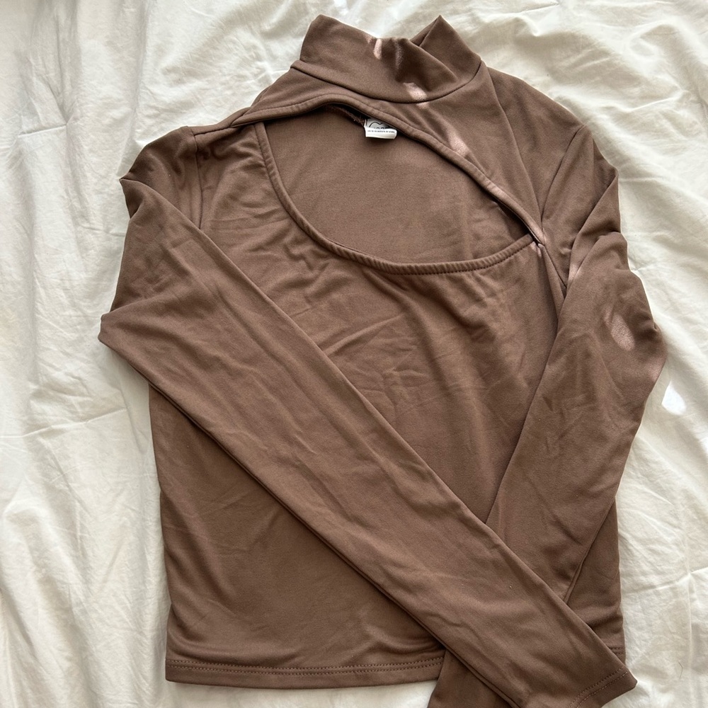 Super Cute 💗✨ Long sleeve brown top with Cut out